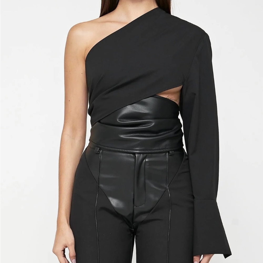 Maniere de Voir ONE SLEEVE VEGAN LEATHER WRAP TOP - BLACK; Size US 4; NWT